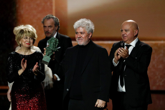 25일 스페인 말라가에서 열린 스페인 영화아카데미의 고야상 시상식에서 최우수작품상을 수상한 페드로 알모도바르 감독(가운데) [로이터=연합뉴스]